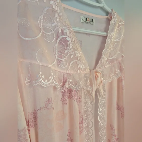 Beautiful Vintage Night Robe - Picture 4 of 6